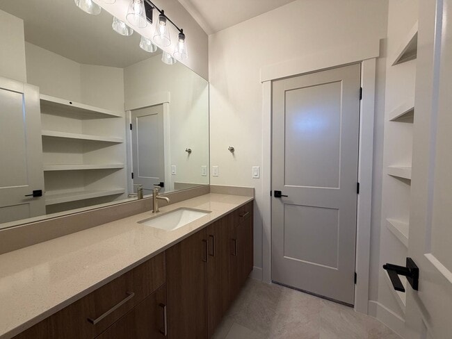 Building Photo - BRAND NEW TOWNHOME FOR RENT BY CRIMSON CLIFFS!