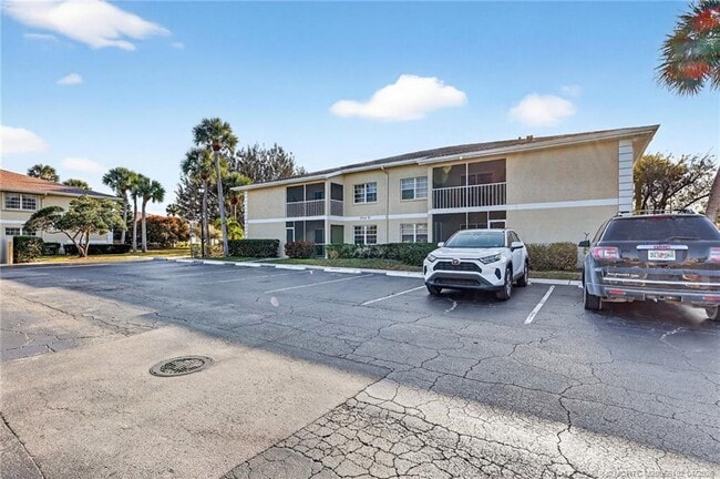 Building Photo - 1564 SE Royal Green Cir