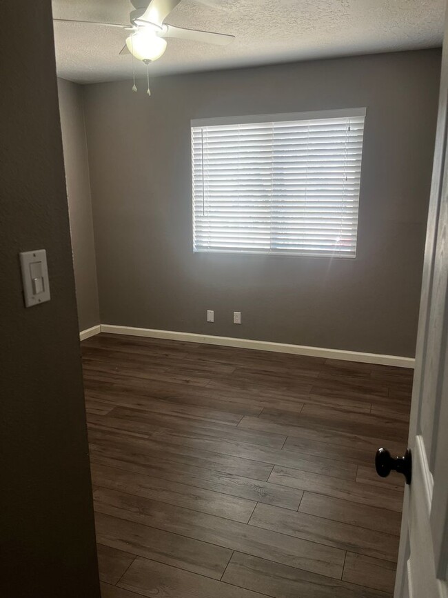 Building Photo - AVAILABLE NOW - 3 Bedroom 2 Bath aprox 140...
