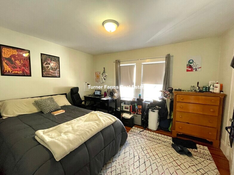 Building Photo - 10 Evergreen Ave