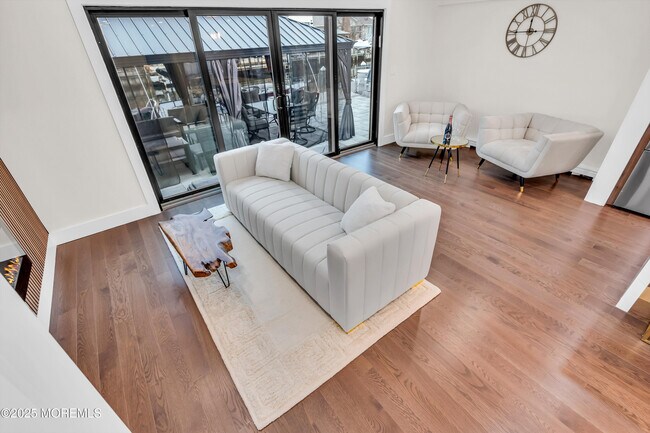 Building Photo - 320 Silver Lagoon Dr