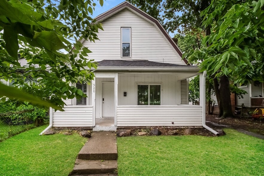 Building Photo - 520 N Gladstone Ave