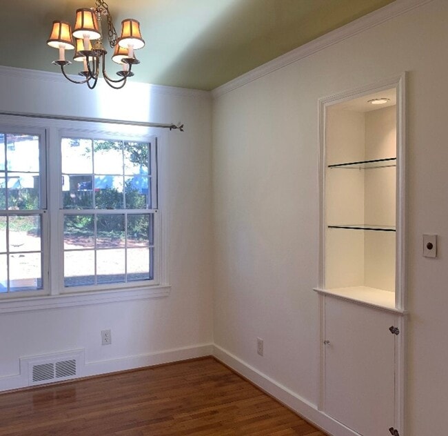 Building Photo - Charming three-bedroom in Irving Park area