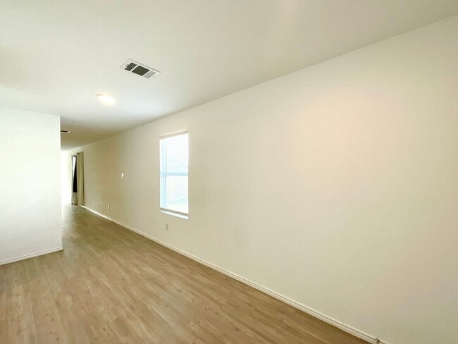 Building Photo - **APPLICATION RECEIVED** **MOVE IN SPECIAL** Beautiful 4BR/2BA Home with Fenced Yard & Garage!