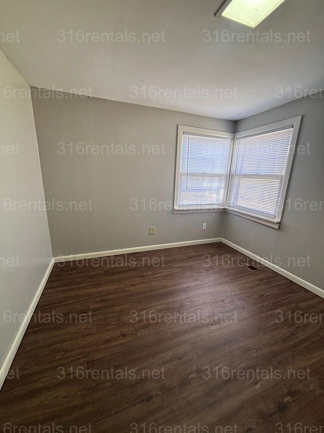 Building Photo - Three bedroom one bath freshly painted house available NOW!