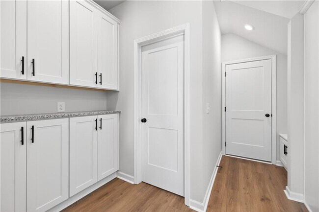 Building Photo - 548 Madison St