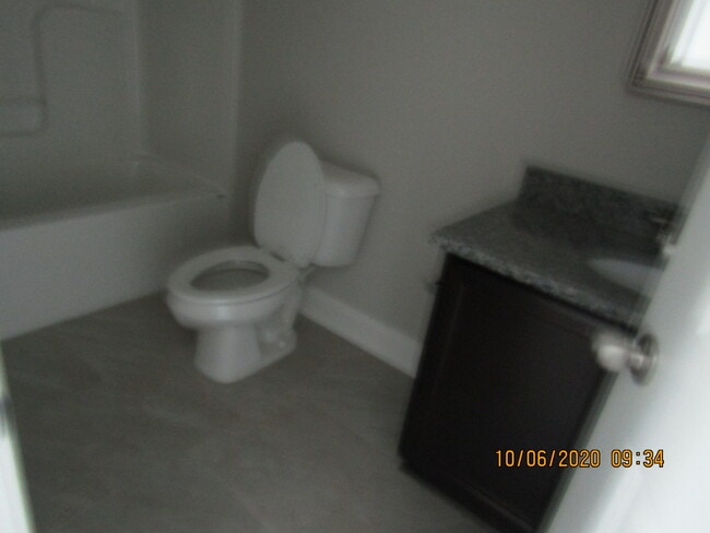 Building Photo - 108 Blue St