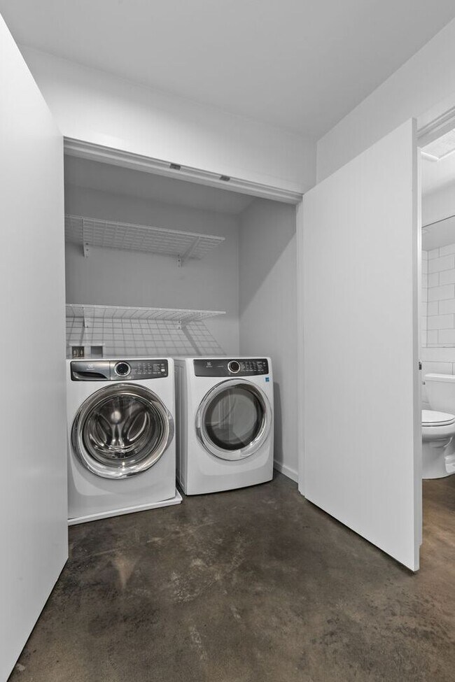 Building Photo - Stunning Columbia City Townhome w/ Views and AC (1st Month Free)