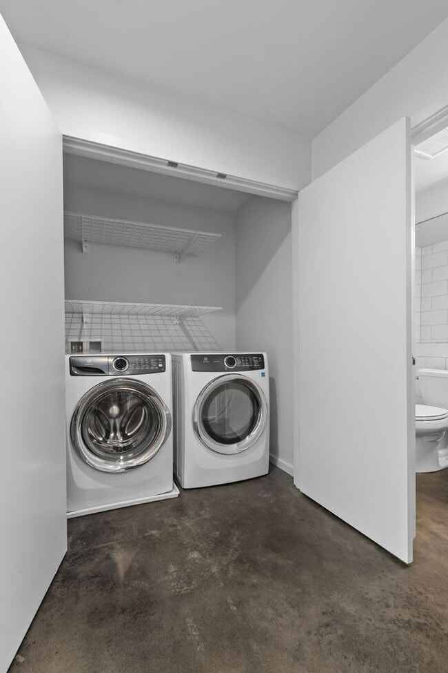 Building Photo - Stunning Columbia City Townhome w/ Views and Air Conditioning