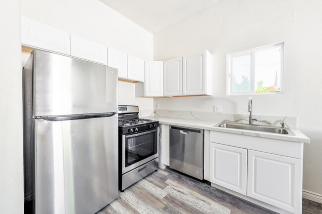 Building Photo - 207 W Cypress Ave