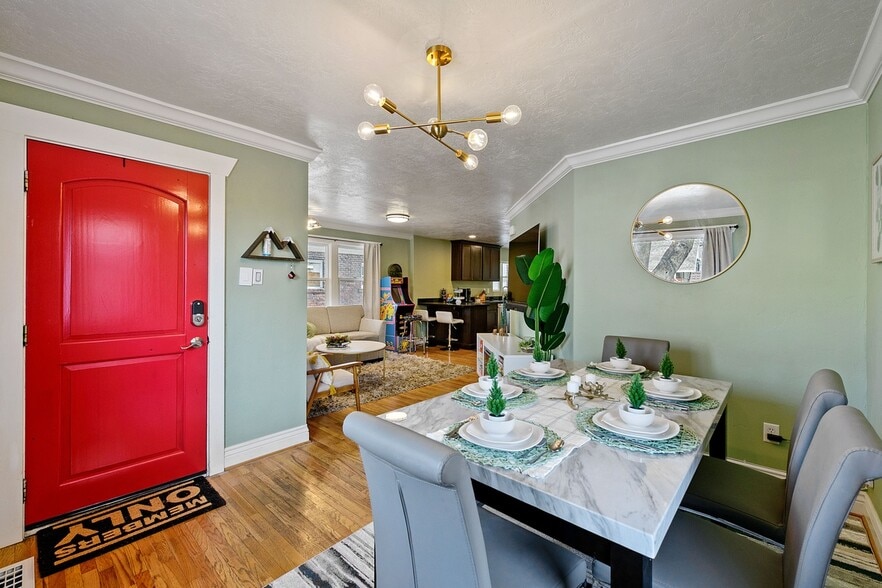 Building Photo - 980 E Bryan Ave