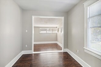 Building Photo - 1301