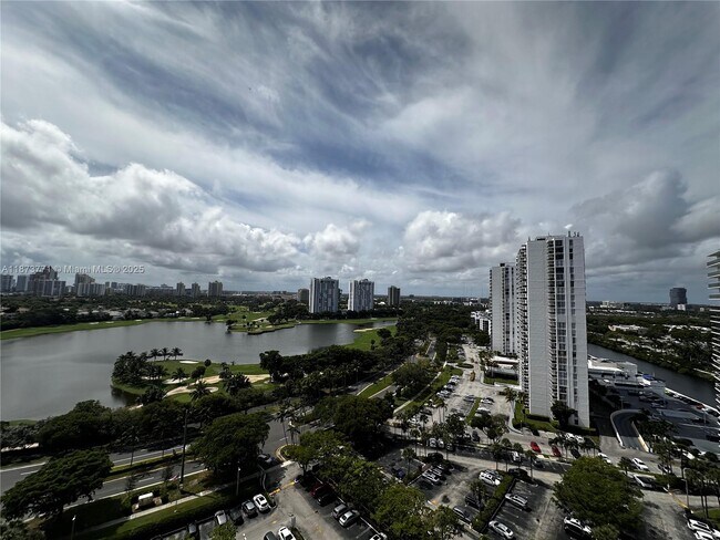 Building Photo - 3731 N Country Club Dr