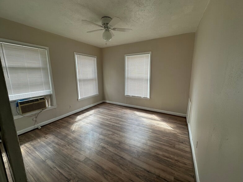 Building Photo - 4420 Roseland St