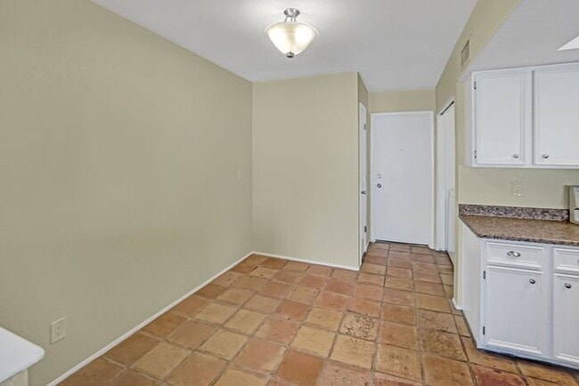 Building Photo - Vaulted Elegance in Old Spanish Trail