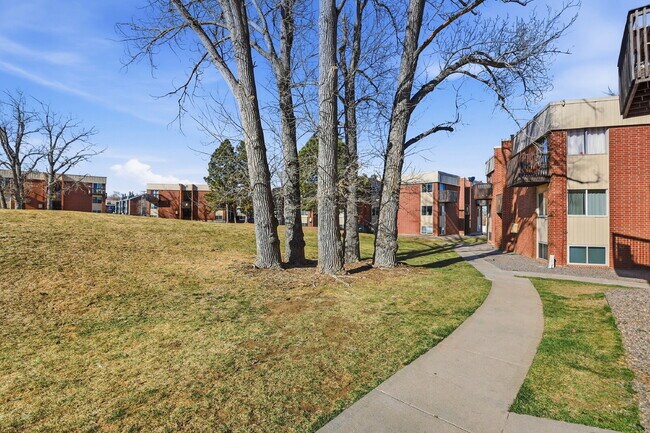 Building Photo - $1,370.95- 1 Bed, 1 Bath Condo in Denver with In Unit Washer/Dryer and Central AC!