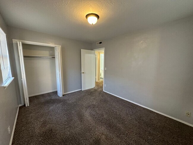 Building Photo - 4844 Woodview Dr
