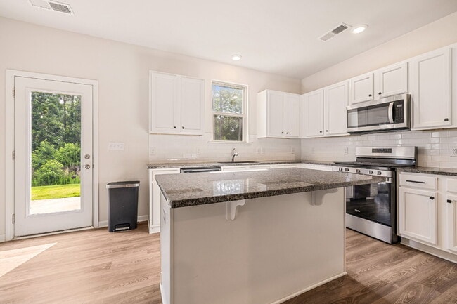Building Photo - MOVE IN SPECIAL $600 off First Month!!!! Spacious 4-Bedroom Gem with 2.5 Baths –2216 Sussex Road ...
