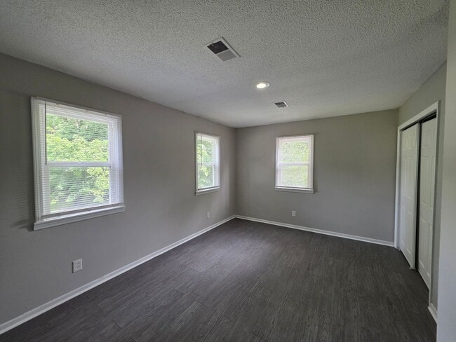 Building Photo - Spacious 4 Bed / 2.5 Bath Home with 2 Living Areas