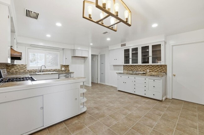 Building Photo - 9623 Adams St