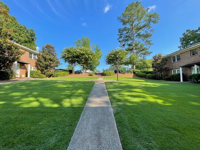 Courtyard - 1900 Courtney Dr