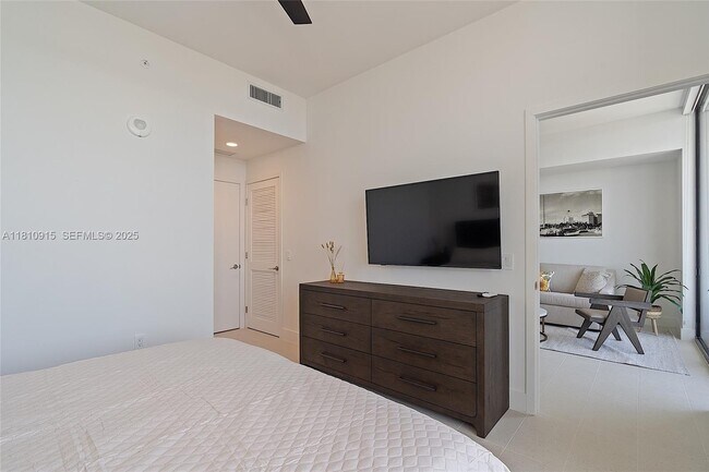 Building Photo - 601 NE 1st Ave