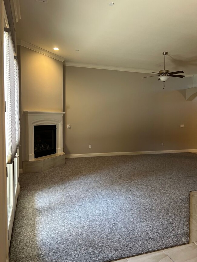 Building Photo - Beautiful Family Home