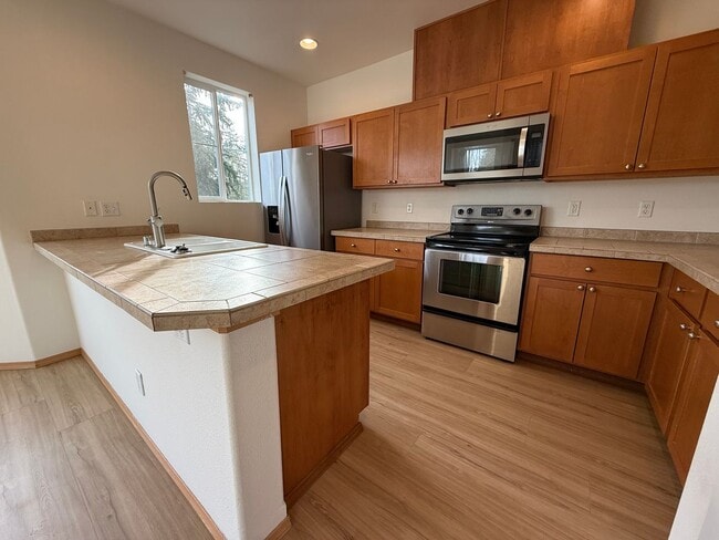 Building Photo - Three Bedroom Townhome in DuPont