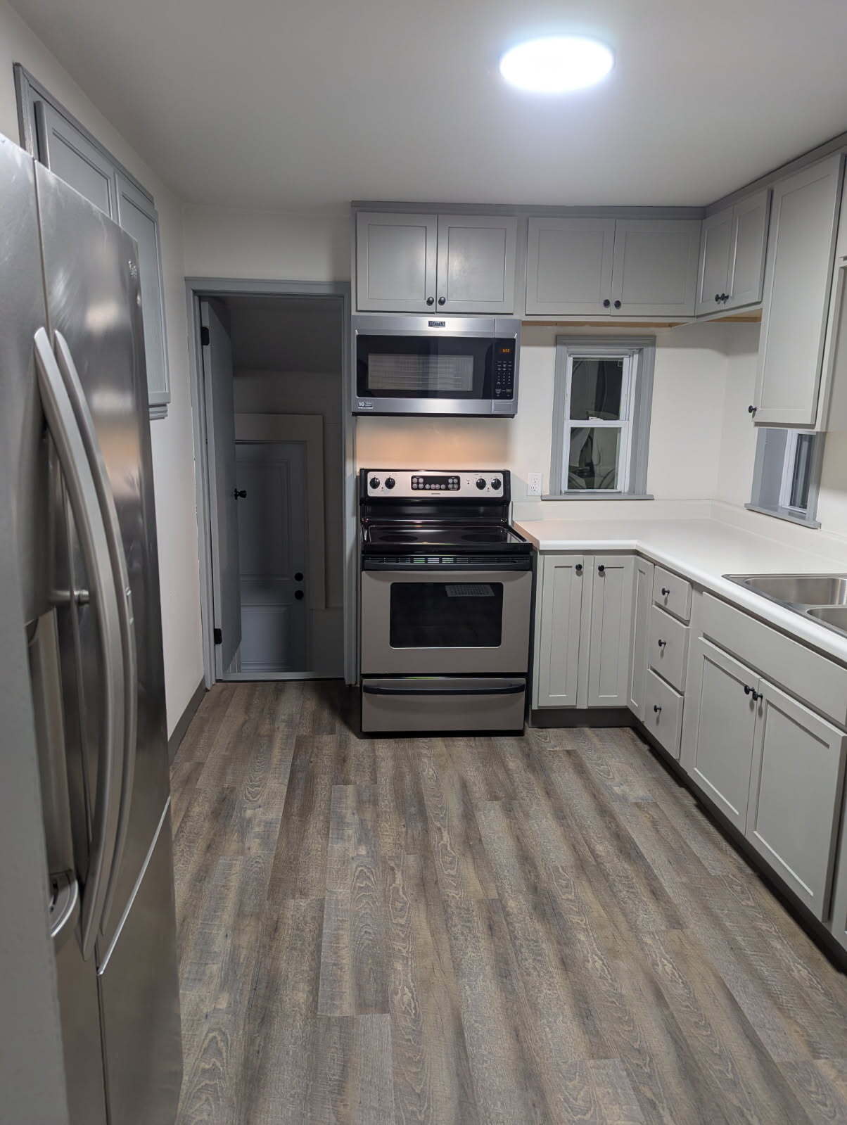 Updated kitchen with stainless steel appliances - 2313 Drake Park Ave