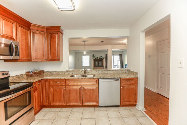 Building Photo - "Charming Kempsville Lake Townhome – Great Amenities & Location!"