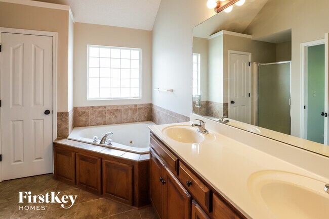 Building Photo - 8700 N Colrain Ct