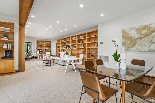 Building Photo - 1100 Bayhills Dr