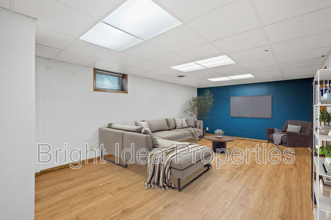 Building Photo - 1721 Sheridan Ave W