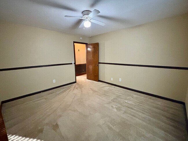 Building Photo - 2021 N Oak Dr