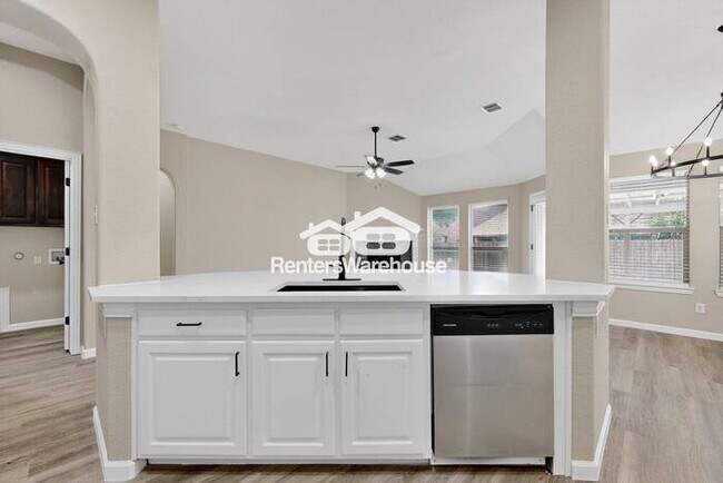 Building Photo - Great Location and Fully Refreshed Move In...