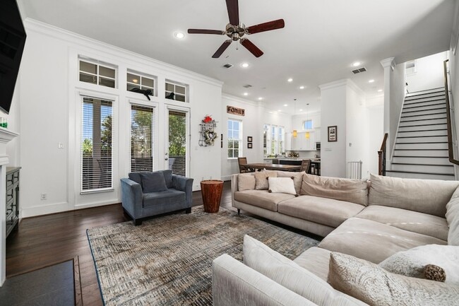 Building Photo - 816 Ennis St