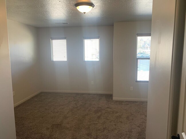 Building Photo - Great Fossil Hills Townhouse!