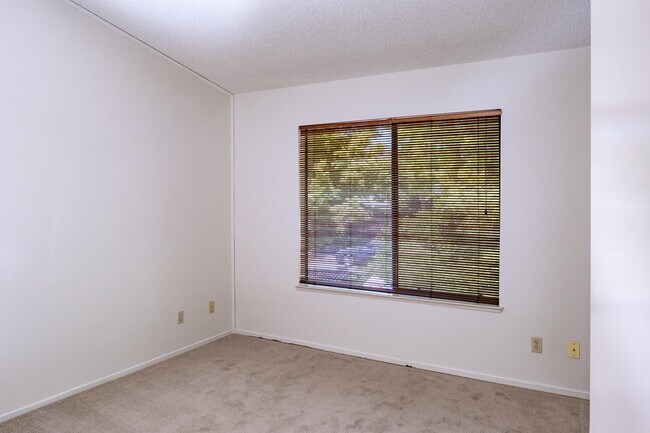 Building Photo - 38860 Cherry Glen Common