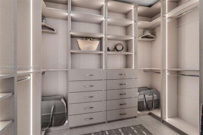 Building Photo - 700 NE 24th St