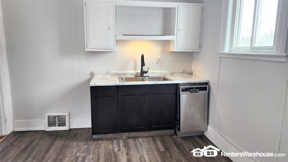 Building Photo - 408 3rd St E