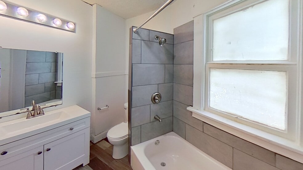 Building Photo - 324 E 20th Ave