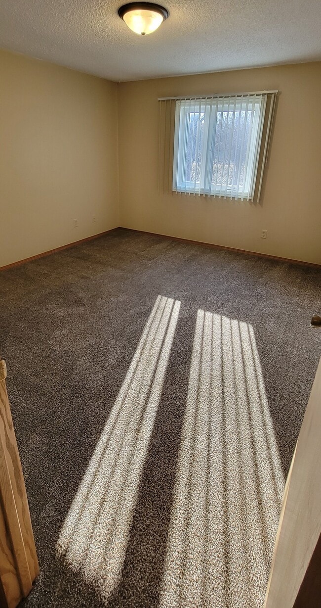 Building Photo - 1637 Carriage Hill