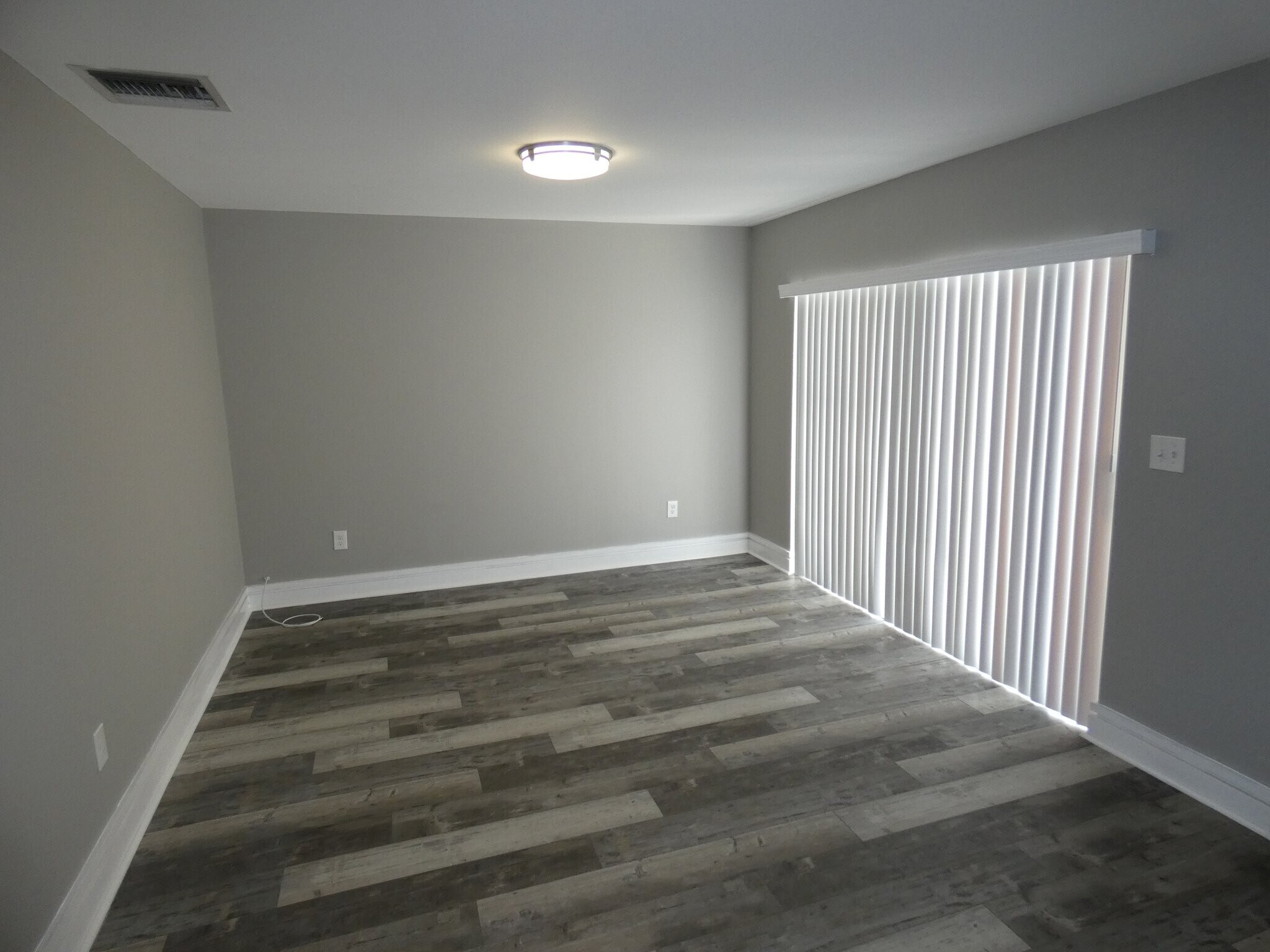 Building Photo - 14212 NE 4th Ave