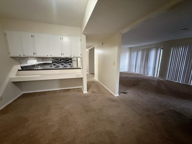 Building Photo - 6571 Poplar Ave