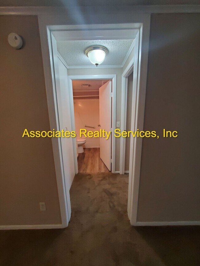 Building Photo - Attention Students! 1 bedroom- Near Shands & UF!  Look!