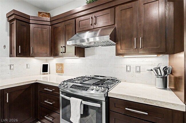Building Photo - 2025 Shining Feather Ln