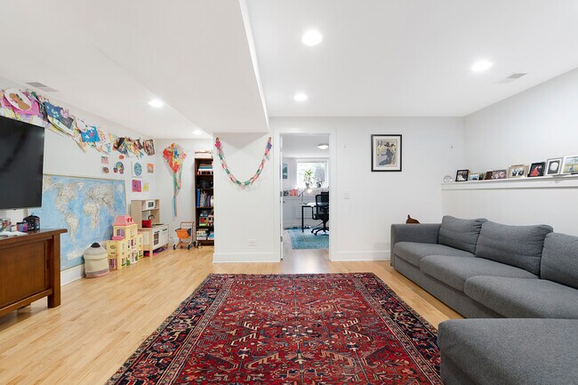 Building Photo - 4532 N Damen Ave