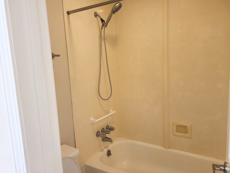 Master bath tub/shower combo - 12439 Coursey Blvd