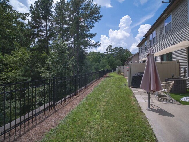 Building Photo - "Exquisite  2-Bed Townhouse with 2.5 Baths in Prime Charlotte Location – 1,531 Sq Ft of Comfort!"