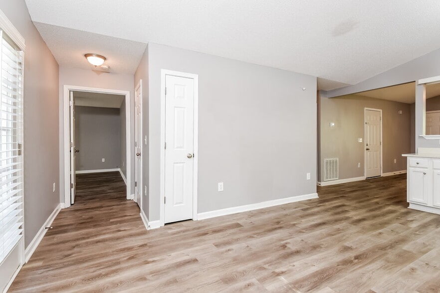 Building Photo - 223 Elm Dr